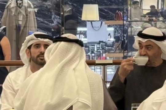 Trấn an dân, lãnh đạo UAE đi cà phê ở trung tâm thương mại Dubai