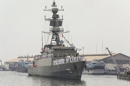 Tàu ngầm Mỹ bắn chìm chiến hạm Iran, 148 thủy thủ mất tích