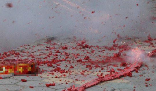 Tò mò xem pháo nổ, người đàn ông 46 tuổi đối mặt nguy cơ mù lòa vĩnh viễn