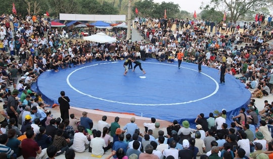 Những màn so tài kịch tính ở hội vật có từ thời vua Mai