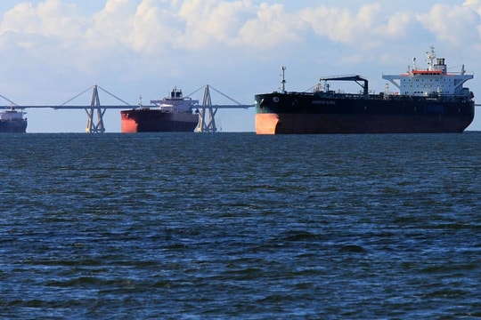 Nổ tàu chở dầu ngoài khơi Kuwait