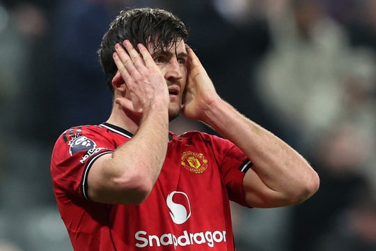 Kết quả Newcastle vs Man Utd: Thẻ đỏ 'ăn vạ', thua cay đắng phút 90