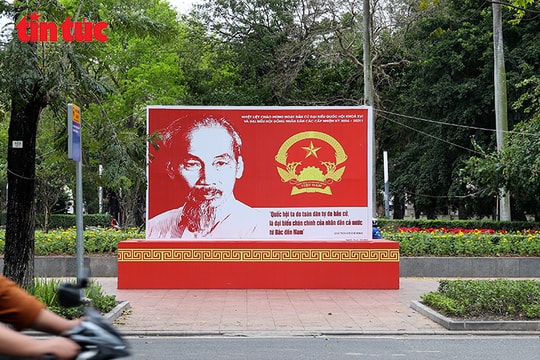 Cờ hoa rực đỏ khắp phố phường Hà Nội chào mừng ngày bầu cử