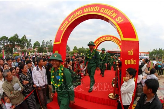 Hàng nghìn thanh niên miền Tây lên đường thực hiện nghĩa vụ thiêng liêng