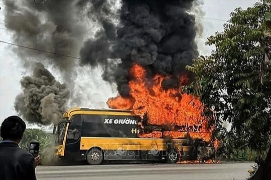 Hỏa hoạn thiêu rụi xe khách khi đang chờ đón công nhân