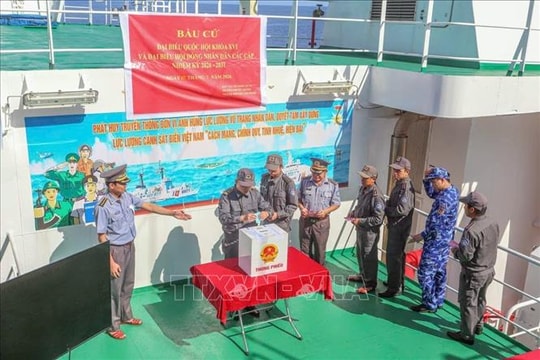 Tàu Kiểm ngư 260 hoàn thành công tác bầu cử sớm trên biển