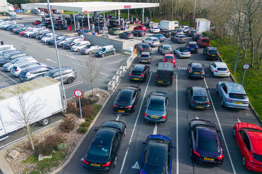 Người Anh, Australia xếp hàng đổ xăng do sợ giá tăng