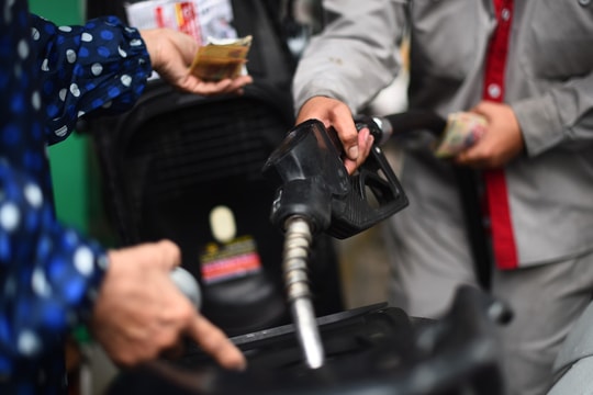 Giá xăng tăng hơn 2.000 đồng một lít