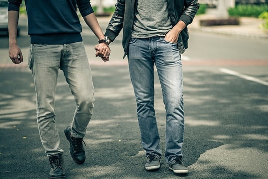 Nhiễm HIV bởi tin vẻ ngoài 'quá điển trai' của bạn tình