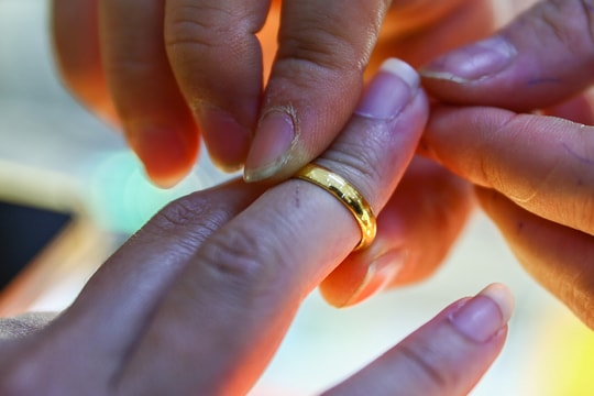 Tiệm vàng mua lại nhẫn đeo bị mòn với giá thấp, có đúng luật?