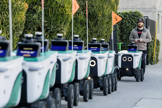 Nghề 'chăn' robot giao hàng