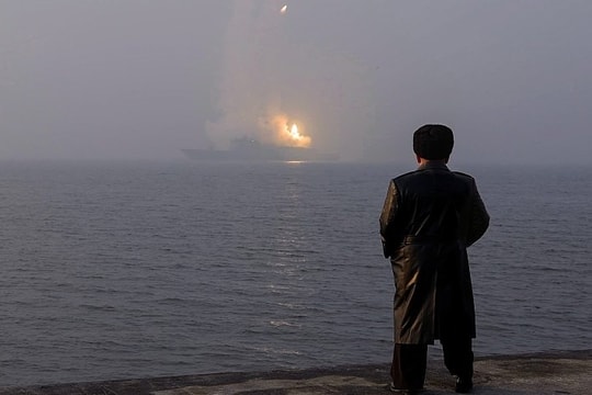 Ông Kim Jong-un thị sát tàu chiến phóng tên lửa