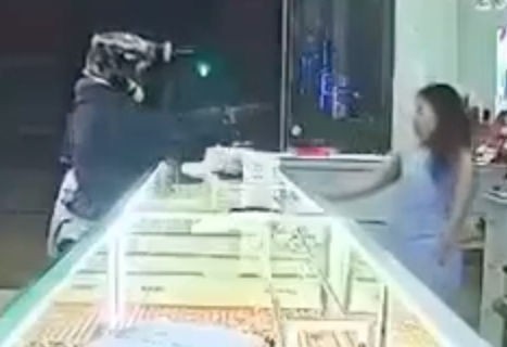 Gã đàn ông bịt mặt đe dọa bà chủ tiệm vàng