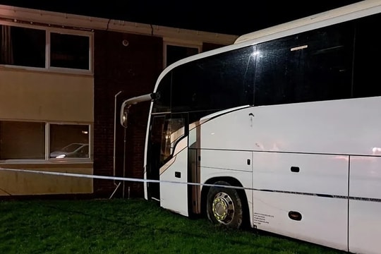 Tông xe khách 18 tấn vào phòng ngủ của bạn trai cũ