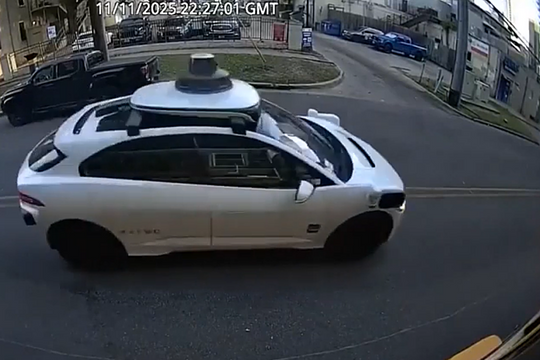 Taxi tự lái bị điều tra vì 20 lần vượt xe buýt chở học sinh