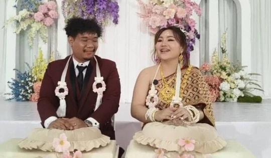 Cô dâu mang sính lễ, lái xe mui trần đến cầu hôn chú rể