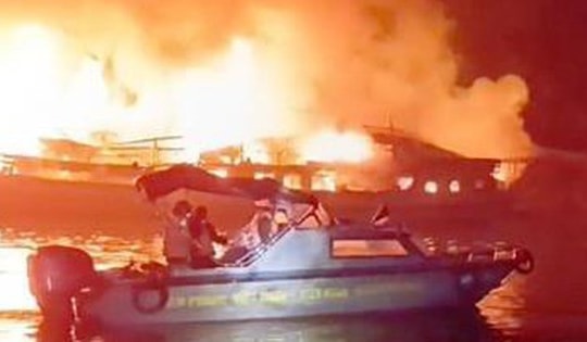 Cháy tàu du lịch chở 30 khách và 11 thuyền viên trên Vịnh Hạ Long
