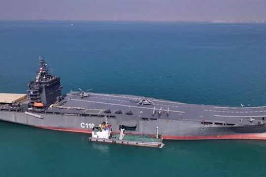 Khoảnh khắc Mỹ tung đòn tập kích tàu sân bay không người lái của Iran