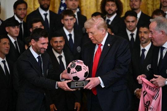 Lionel Messi dự lễ vinh danh tại Nhà Trắng, tặng quà đặc biệt cho ông Trump