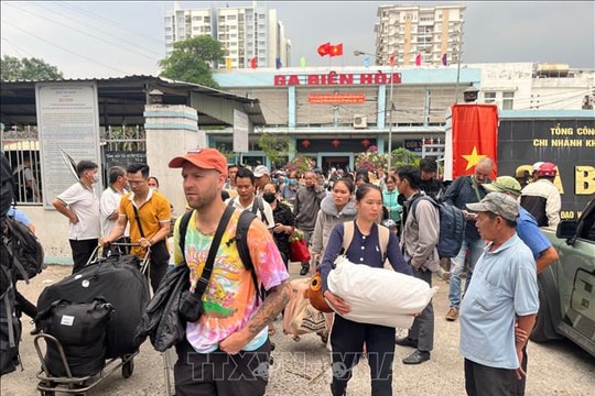 Vụ cầu Ghềnh bị sà lan đâm trúng: Bắt đầu trung chuyển khách bằng đường bộ