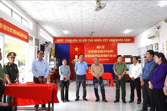 Phó Chủ tịch Quốc hội Trần Quang Phương kiểm tra công tác chuẩn bị bầu cử tại An Giang