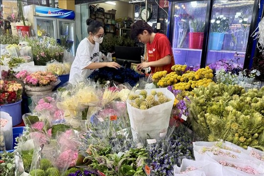 Thị trường hoa tươi sôi động dịp 8/3, hoa hồng tăng giá mạnh
