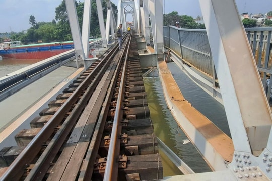 Video vụ sà lan va chạm cầu Ghềnh khiến ngành đường sắt ngừng chạy tàu