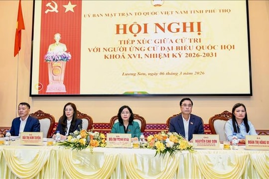 Chủ tịch Ủy ban Trung ương MTTQ Bùi Thị Minh Hoài tiếp xúc cử tri tại Đơn vị bầu cử số 5