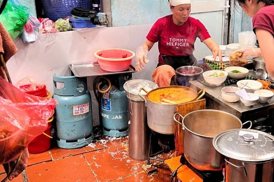 Quán bún nổi tiếng ở Hà Nội bị khách nước ngoài phản ánh kém vệ sinh