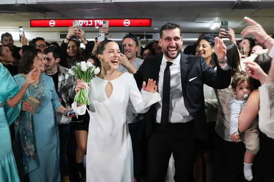 Hôn lễ dưới hầm gửi xe ở Tel Aviv