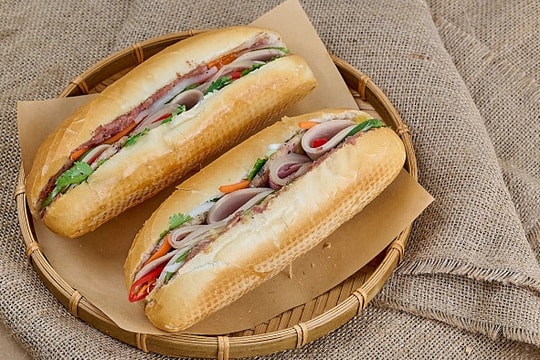 Vì sao ăn bánh mì có thể ngộ độc?