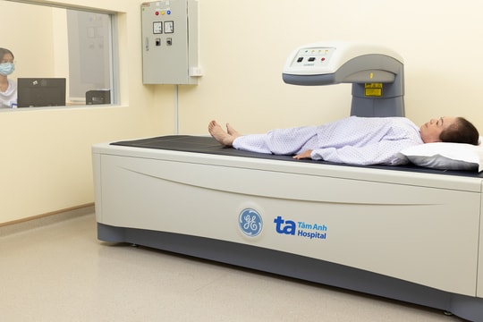 Vì sao phụ nữ dễ bị loãng xương hơn nam giới?