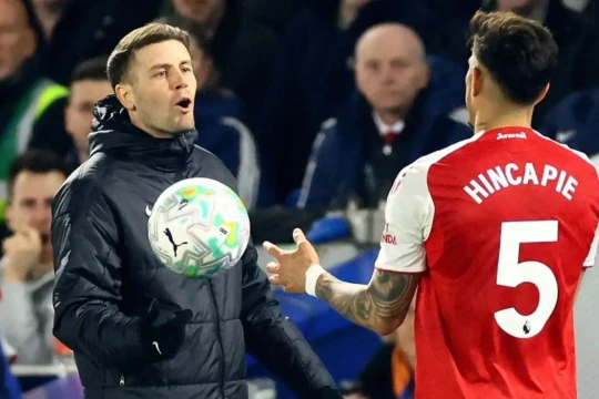 Arsenal có 'xấu xí' như tố cáo của HLV Brighton?