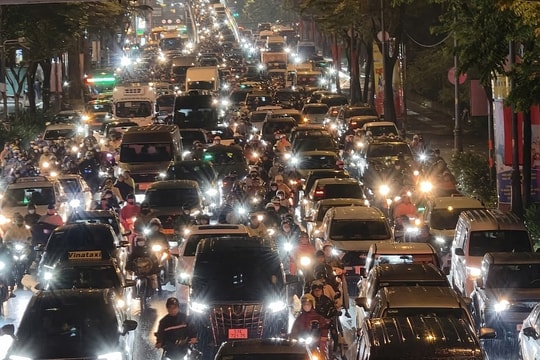 Đường quanh sân bay Tân Sơn Nhất ùn tắc sau tai nạn giao thông