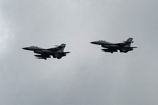 Cạn tên lửa, F-16 Ukraine phải dùng 'đạn phóng xịt' để đối phó UAV Nga