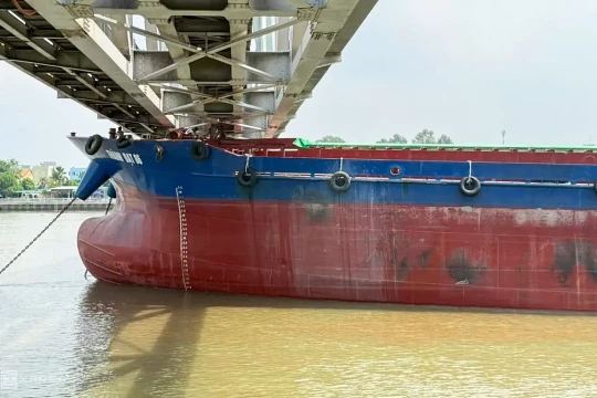Sà lan đâm cầu Ghềnh do 'thuyền trưởng không quan sát'
