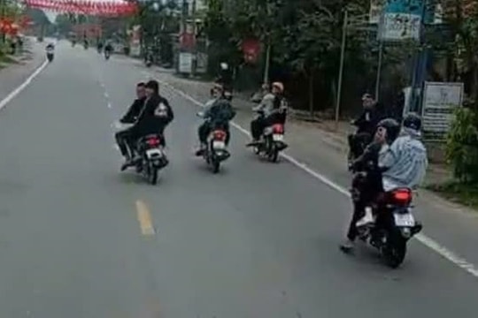 Lạng lách trước xe quân sự để 'cổ vũ bạn nhập ngũ'