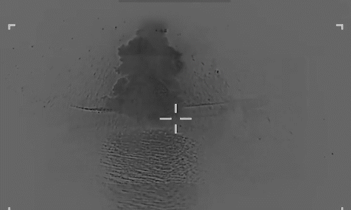 Khoảnh khắc tên lửa Mỹ đánh trúng 'tàu sân bay UAV' Iran