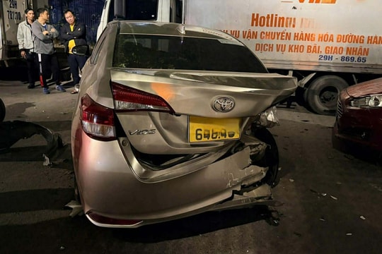 Ôtô gây tai nạn liên hoàn trên phố trung tâm Hà Nội