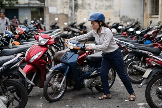 10 phút lãng phí vì chiếc xe tay ga khóa cổ chắn lối ra ở bãi giữ xe