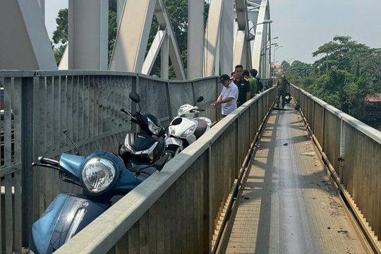 Sà lan tông cầu Ghềnh, nhiều người đi xe máy bị thương