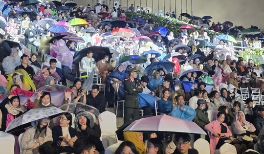 Ngàn người đội mưa xem khai mạc tháng trải nghiệm du lịch Lâm Đồng năm 2025