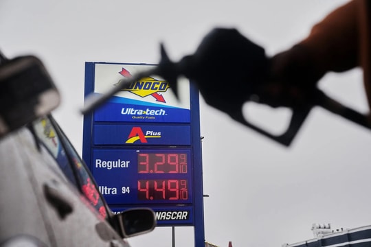 Căng thẳng Trung Đông leo thang, giá xăng tại Mỹ tăng vọt 14% trong một tuần