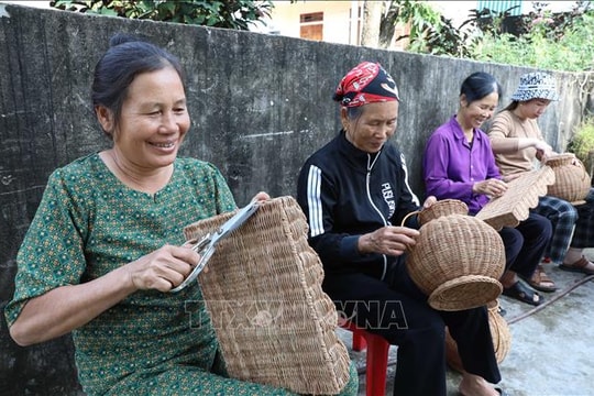 Những người phụ nữ tạo sinh kế tại làng quê
