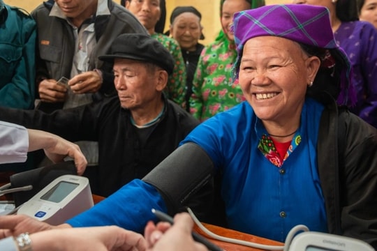 Vượt 300km mang y tế tuyến cuối đến đồng bào xã nghèo vùng cao