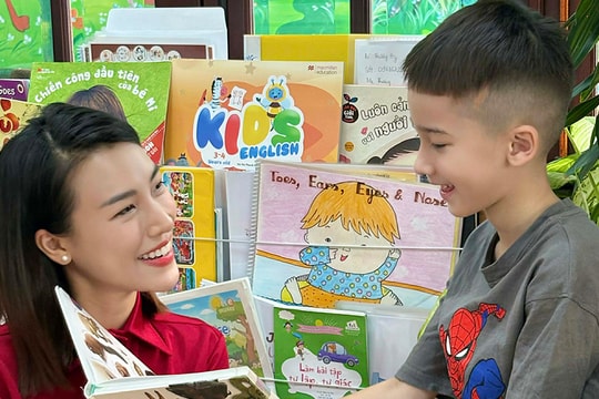 Á hậu Hoàng Oanh đọc sách cùng con trai