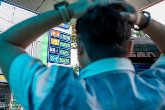 Giá xăng tăng 4.700 đồng một lít