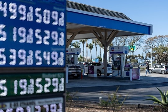 Giá xăng tại Mỹ tăng vọt vì xung đột ở Trung Đông