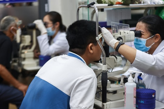 30 giây tự kiểm tra tình trạng khô mắt