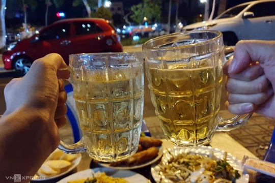 Đi tiểu thường xuyên khi uống bia có phải bị thận?